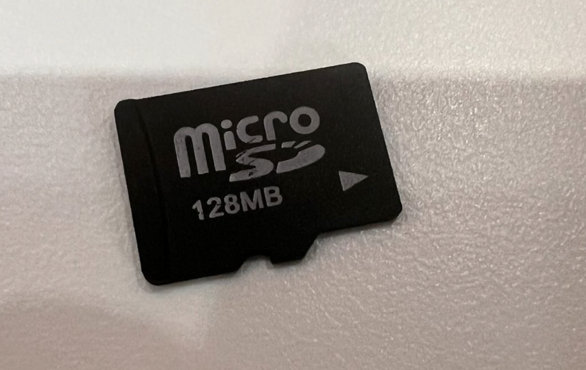 TF 卡 (Micro SD)